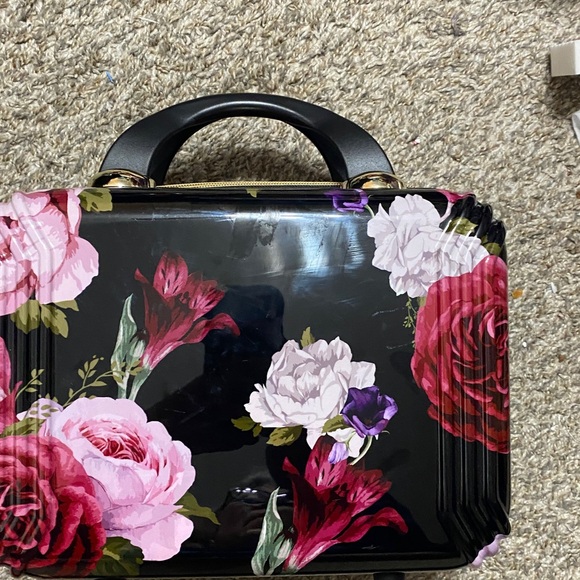 Elegant Floral Travel Bag with Black Accents - Picture 3 of 9